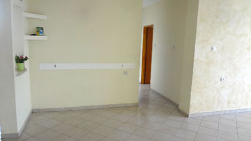  הכניסה לדירה "לפני". הסלון מימין, המטבח משמאל, והמסדרון מוביל לחדרי השינה (צילום: שירן כרמל)