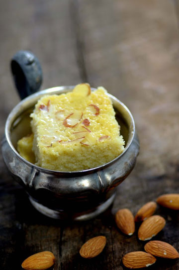 מבושמת בהל. עוגת חלב שקדים שתויה (צילום: Nik Sharma)