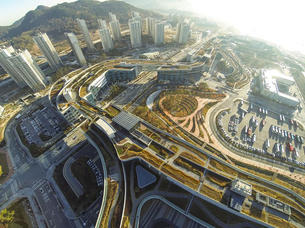נוסטלגיה להווה: מתחת לטכנולוגיה העתידנית, ניבטת העיר הניאו-ליברלית שאליה אנו רגילים (העיר Sejong בדרום קוריאה) (תכנון: Balmori Associates , H Associates, Haeahn Architecture. צילום: Efrain Mendez.)