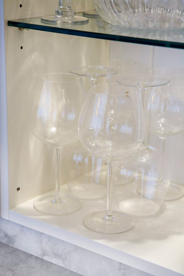  מסדרים אות כוסות היין לסירוגין: כוס אחת ניצבת על רגלה ואחרת על פניה (צילום: יוסי סליס)