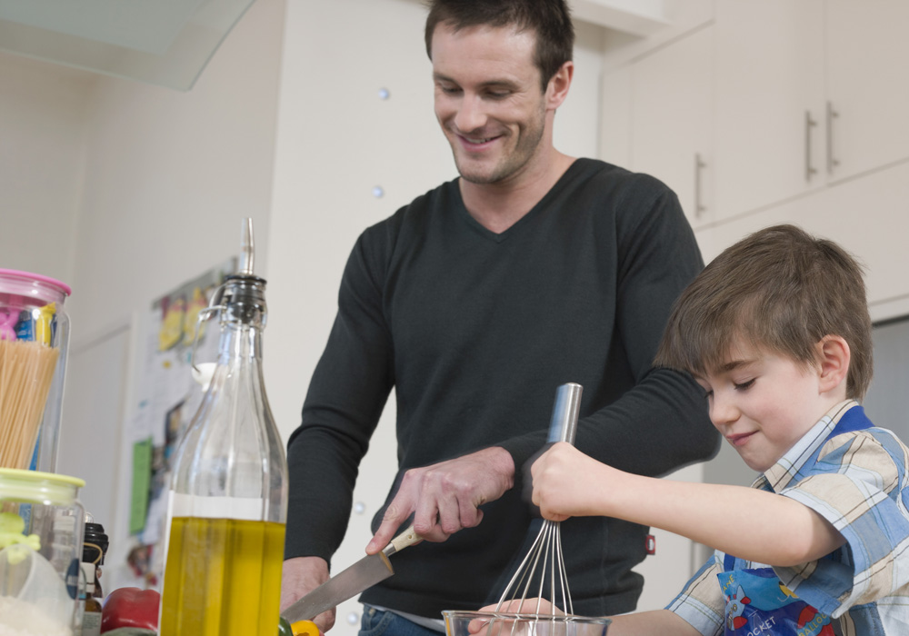 אביזרים נוחים יכולים להקל גם על הילדים, שרוצים לעזור במטבח (צילום: shutterstock)