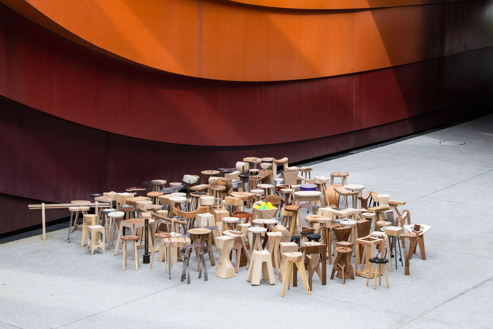 ''שבט'' השרפרפים של יעקב קאופמן, בדרך לגלריה העליונה של מוזיאון העיצוב חולון. 450 שרפרפים, שמתארים מחקר אינטנסיבי (רובו נעשה בשלוש השנים האחרונות) על הרהיט הקטן (צילום: איתי בנית)