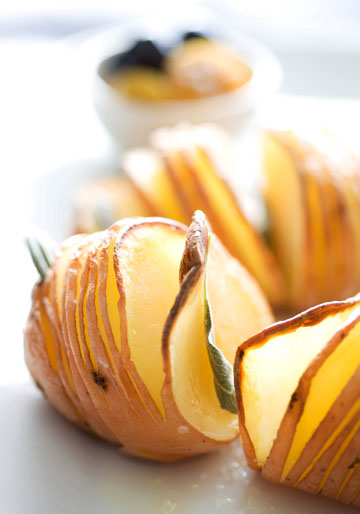 תפוחי אדמה אפויים עם מרווה (צילום: דני לרנר)