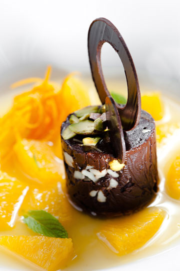 פאדג' שוקולד ותמרים עם סלט תפוזים (צילום: דוד אזולאי)