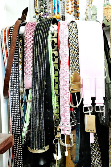 חגורות, תכשיטים ואביזרים נוספים בחנות פעם שנייה (צילום: נועה צור)