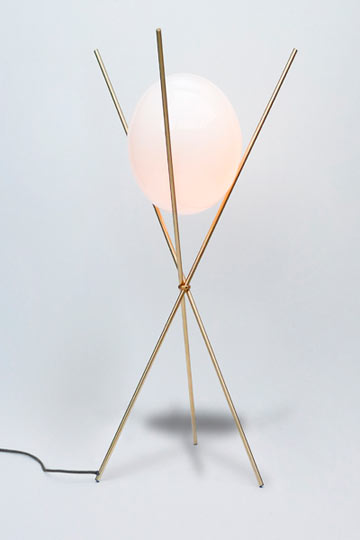 ''מנורת עץ על אור הירח'', בעיצוב של אנאסטסיאדס, בגלריה NILUFAR