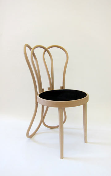 מרטינו גמפר מציג את כיסאות POST MUNDUS, וריאציה על כיסא 16 של THONET. בגלריה NILUFAR