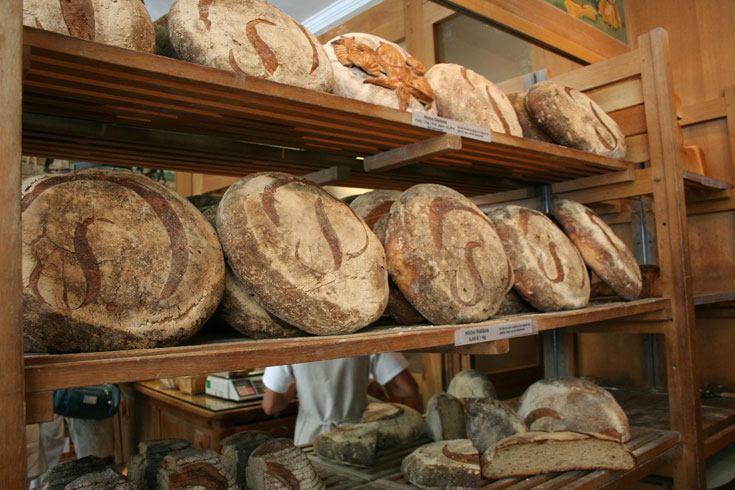 אפשר גם לשבת ולאכול במקום. כיכרות לחם בחנות של פואלן (צילום: שרון היינריך)