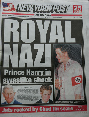 הנסיך הארי בתחפושת של חייל נאצי ב-2005, שגררה זעם רב באנגליה (צילום: gettyimages)