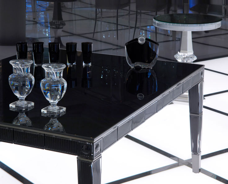 בחלל התצוגה של ''בקרה'' במילאנו הוצגו הכלים השחורים של סטארק: מהשולחן ועד הנברשת (צילום: Yakov Baccarat)