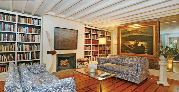 ספה עם דוגמא ובד שמעז. הסלון של קלואי סביני (צילום: splashnews/asap creative)