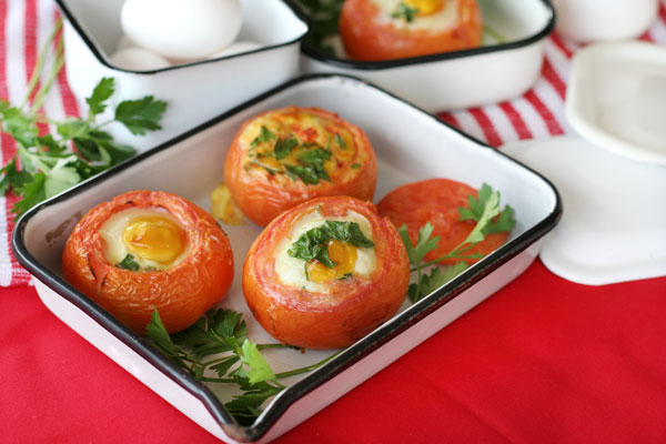 ביצים אפויות ב"קן" עגבניות (צילום: אסנת לסטר)