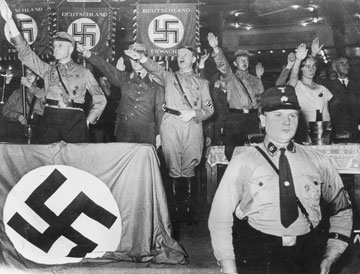אם היטלר חלם לכבוש את העולם בצבאו, תפקידו של המכון היה להביס את ההוט קוטור הצרפתי, 1932 (צילום: gettyimages)