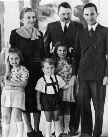 אדולף היטלר עם יוזף גבלס, מגדה גבלס וילדיהם, 1938 (צילום: gettyimages)
