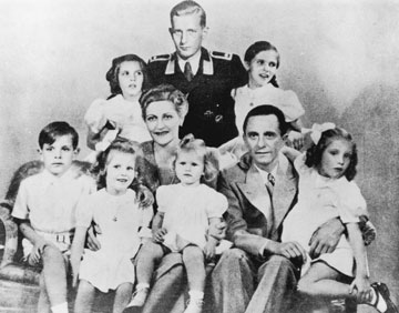 מגדה גבלס, נשיאת המכון לאופנה גרמנית, עם משפחתה. 1942 (צילום: gettyimages)