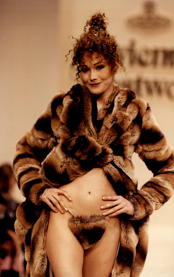 נועזת. ברוני מדגמנת בתצוגה של ויויאן ווסטווד בשנת 1994 (צילום: rex/asap creative )