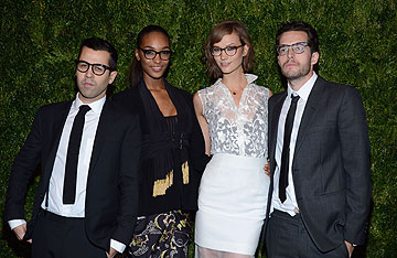 מימין: דניאל זילברמן, קרלי קלוס, ג'ורדן דאן וג'סטין סלגוארו בטקס פרסי האופנה האמריקאית (צילום: gettyimages)