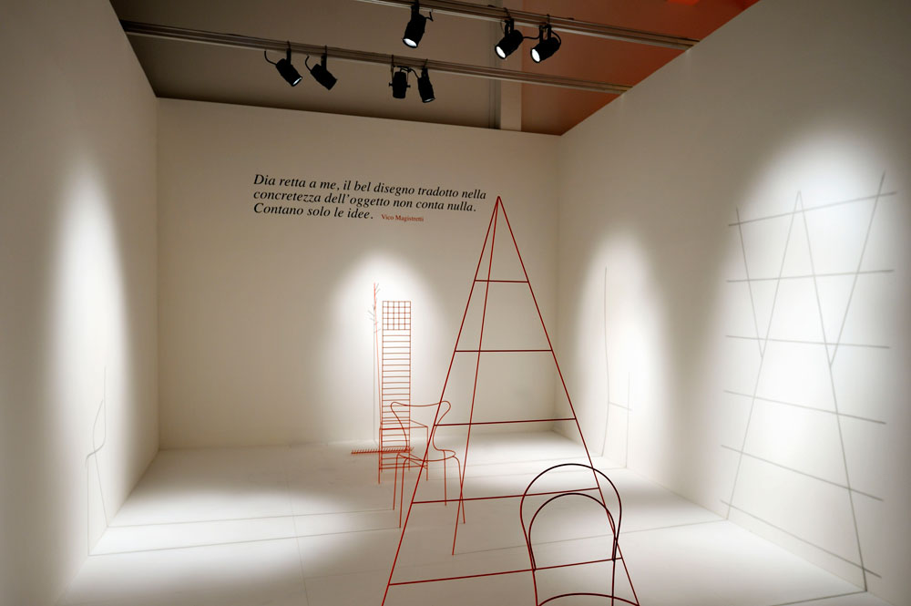 הכיסאות הנודעים של מג'יסטרטי הועמדו על יד פאולו אוליאן כך שיהפכו לעיצוב גרפי על קירות החלל. התלת-ממד הופך לדו-ממד (צילום: di Paolo Rosselli)