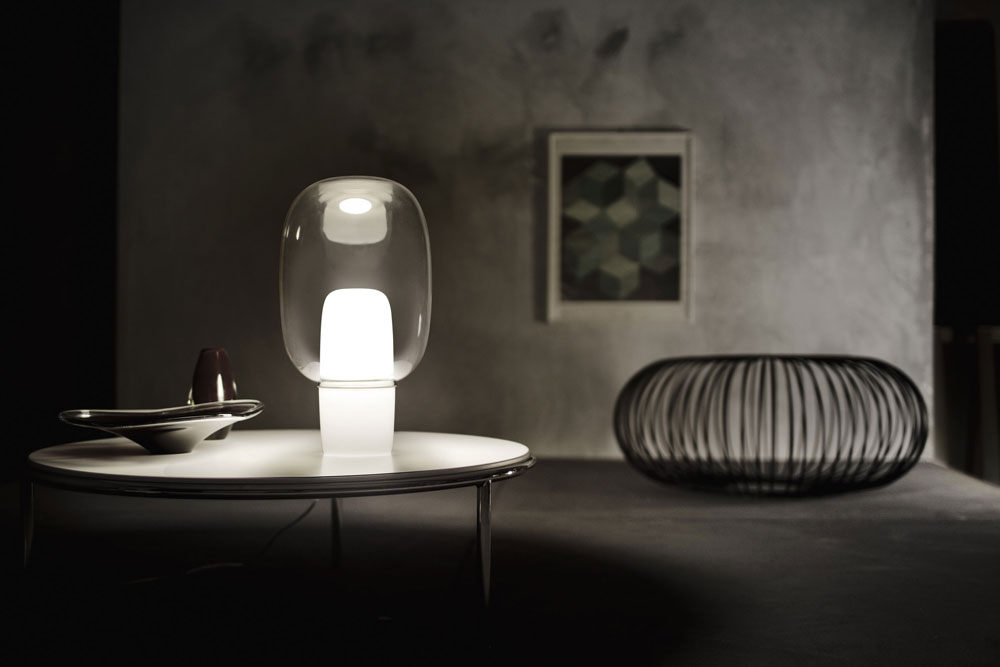 מנורת Yoko בעיצוב הנורווגים  Anderssen & Voll ל-Foscarini. בועת אור לבן
