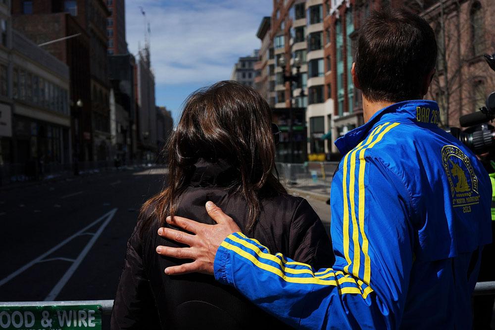 מסורת ידועה להציע נישואין על קו הסיום. זוג במרתון בוסטון (צילום: gettyimages)