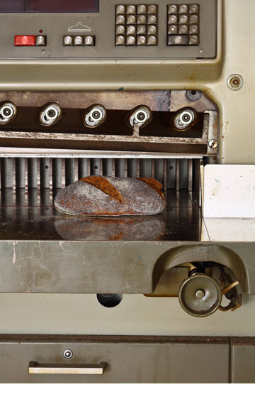 לחם פרג של ''לה מולאן'' במכונה לחיתוך ניירות ב''דפוס מוטי'' (צילום: דן פרץ)