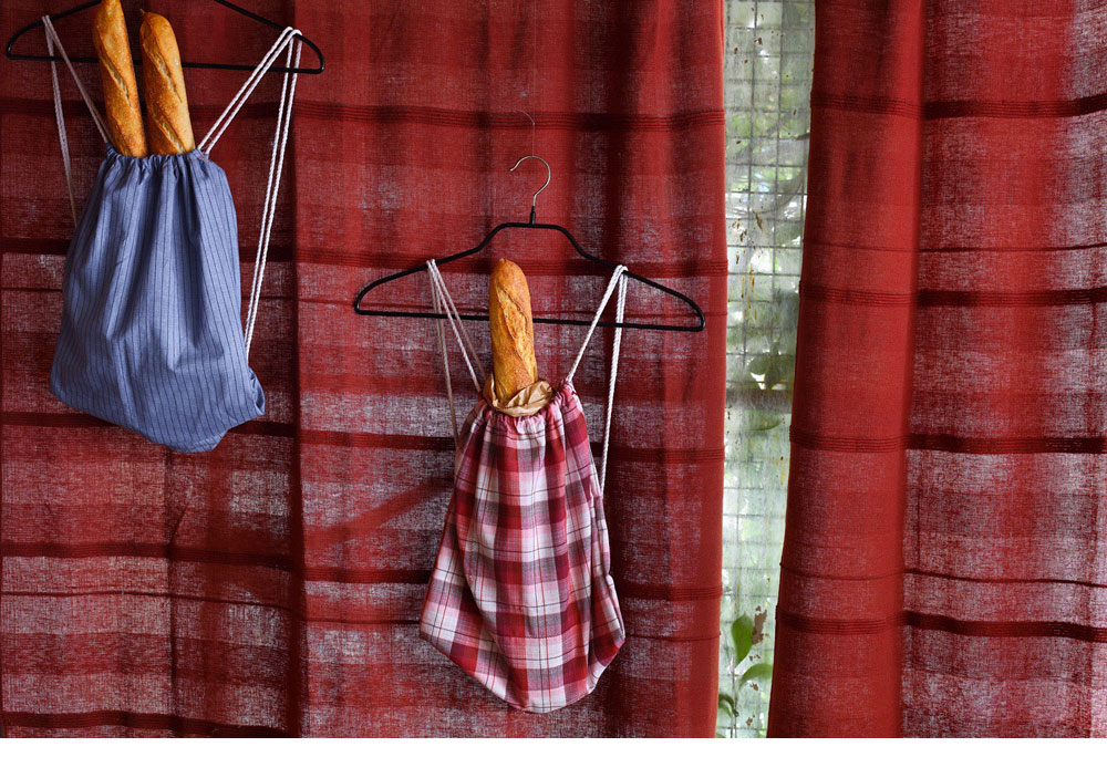 הבגטים של ''לה מולאן'' מוצאים מקום בתיקים של ''ליטל'', שעשויים מבגדים יד שנייה, על רקע חלון הראווה של ''דפוס מוטי''  (צילום: דן פרץ)