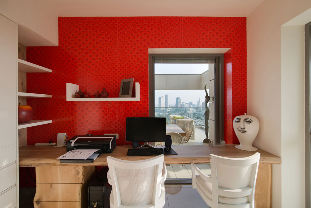 חדר העבודה של על גל. קיר שמחופה באריחים בגוון עגבניה, וריהוט מינימלי (צילום: אילן נחום)