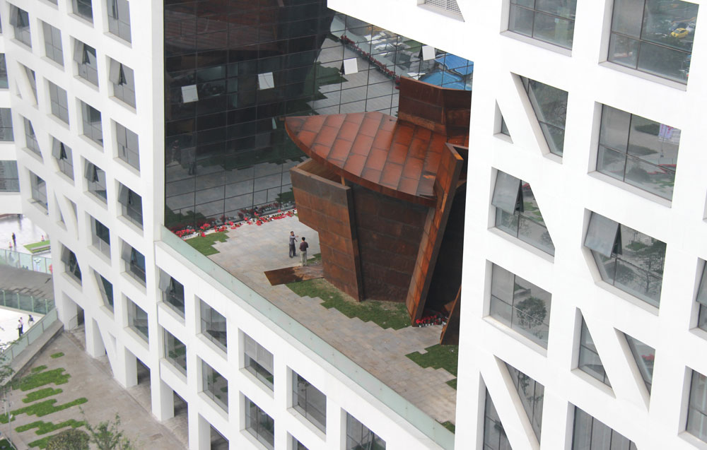 שלושה חללים גדולים נפרצו במסה של הבניינים כדי למקם בהם שלוש גלריות, בהתאם לקונספט של בניינים בתוך בניינים. זהו, למשל, הביתן שמציג תערוכות על ההיסטוריה של צ'נגדו (צילום: Steven Holl Architects)