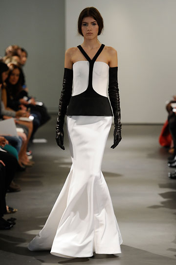 טרנדית: שמלה עם משחקי בדים בלבן ושחור של ורה וואנג (צילום: gettyimages)