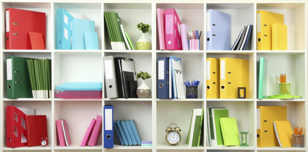 מתקשים למצוא מסמכים וספרים? סדרו את הספרייה לפי צבעים (צילום: thinkstock)