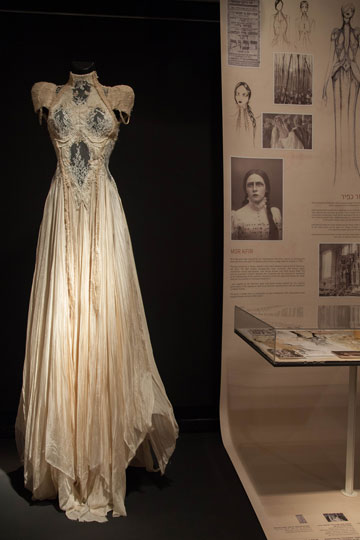 דגם של מור כפיר בתערוכה "בואי כלה - שמלות כלה רוקמות סיפור יהודי". פסיפס רב-תרבותי (צילום: אמיר יהל)