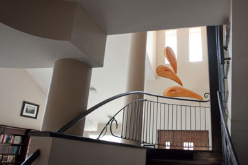 המנורה של איילה צרפתי נראית גם מגרם המדרגות (צילום: גידי בועז)