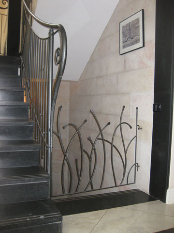 הקיר שמלווה את גרם המדרגות חופה באבן ירושלמית בגימור תלתיש (צילום: גידי בועז)