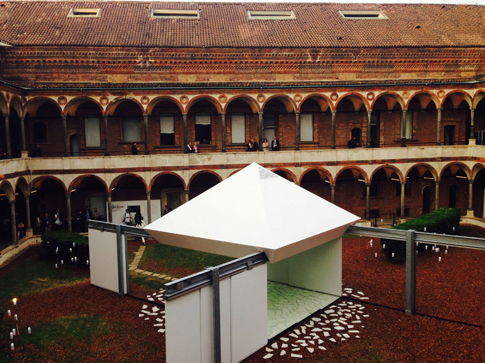 חצר האוניברסיטה במילאנו, שכמו הרבה מקומות אחרים בעיר ''גויסה'' לשבוע העיצוב, עם פאנלים בנושא קיימות, תערוכות מעניינות וטקס הענקת פרס למעצבים צעירים (צילום: איתי כ''ץ)