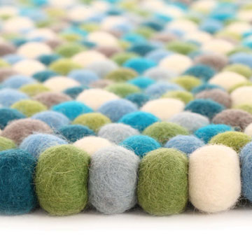 כל שטיח עשוי בעבודת יד מ-8.5 ק"ג של צמר כבשים מניו זילנד וכולם עגולים. ''Happy As Larry'' (צילום: שרית גופן)