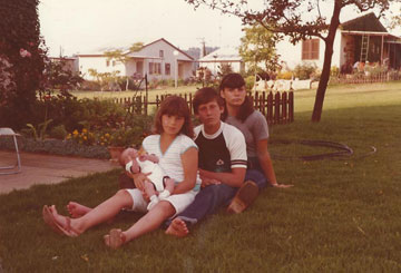 התינוקת סיוון רוזנברג (כיום חלבני) עם שלושת אחיה הגדולים, על הדשא ביחיעם