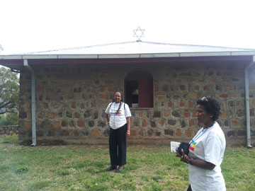 ליד בית הכנסת באתיופיה, שהוקם על ידי האב גטה זבדיה 