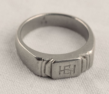 הטבעת שרדה גם את צעדת המוות. הטבעת שהעניק הארי קנופף לגרטה פירסט (באדיבות אוסף החפצים, מוזיאון יד ושם, תרומת גרטה גוטמן)