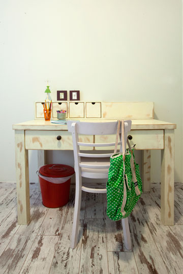 שולחן כתיבה בסגנון רומנטי בחדרה של הילדה (צילום: הגר דופלט)