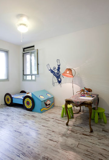 מיטה בצורת מכונית בחדרו של הילד הצעיר (צילום: הגר דופלט)