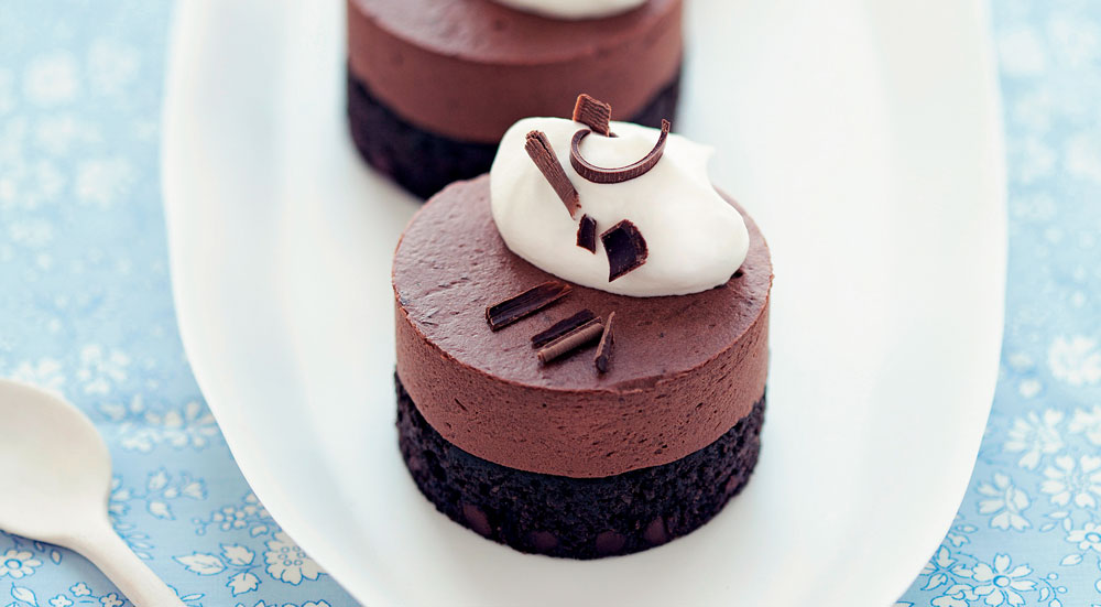 עוגות‭ ‬שוקולד‭ ‬צ‭'‬יפס‭ ‬ומוס‭ ‬שוקולד (צילום: אראן גויואגה, מתוך הספר מנות קטנות & פינוקים מתוקים – בישול ללא גלוטן)