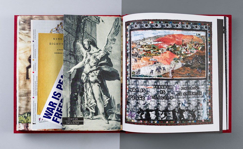 העבודה ''מלאך על אם הדרך'', שמצטטת מתוך הספר ''1984'' של ג'ורג' אורוול. משמאל כיס שבתוכו סטיקר, כריכת הספר של אורוול ומפת ההתנחלויות (צילום: רן ארדה)