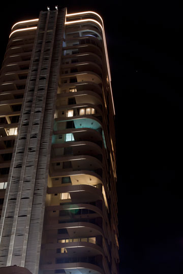 מגדל פרישמן, 5 באפריל. מזל שהקיפו את הקומות העליונות בפסי תאורה (צילום: סיוון אלירזי)