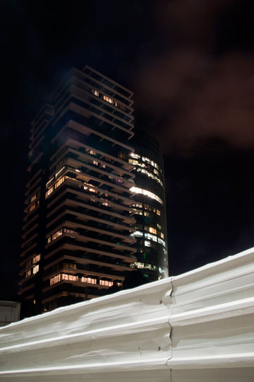 רוטשילד 1, 4 במארס. מגדל המשרדים שמאחוריו מואר לא פחות (צילום: סיוון אלירזי)