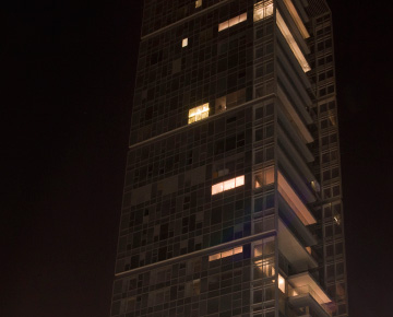 מגדל רמז, 9 במארס. חלונות מרחפים באוויר (צילום: סיוון אלירזי)