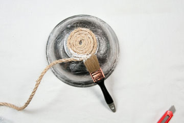  מגלגלים את החבל לצורת ספירלה ומניחים אותו על בסיס הקערה  (צילום: עדי אדר)