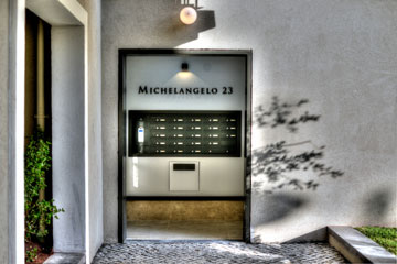 תיבות הדואר בכניסה לבניין (צילום: רן בירן	)