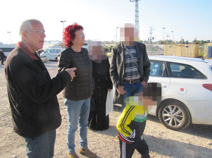  רוט ואחת המתנדבות בארגונו עם משפחה פלסטינית במחסום אייל. "הדברים היחידים שמפיגים פחדים הם מפגש והיכרות עם הפלסטינים. כך גם להפך, כי הם תמונת מראה שלנו. גם הם שרויים בבורות איומה ובטוחים שאין עם מי לדבר" (צילום: עומר ברק)