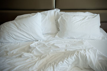 "מיטה סתורה עם ריח זר שגרם לי לבחילה" (צילום: shutterstock)
