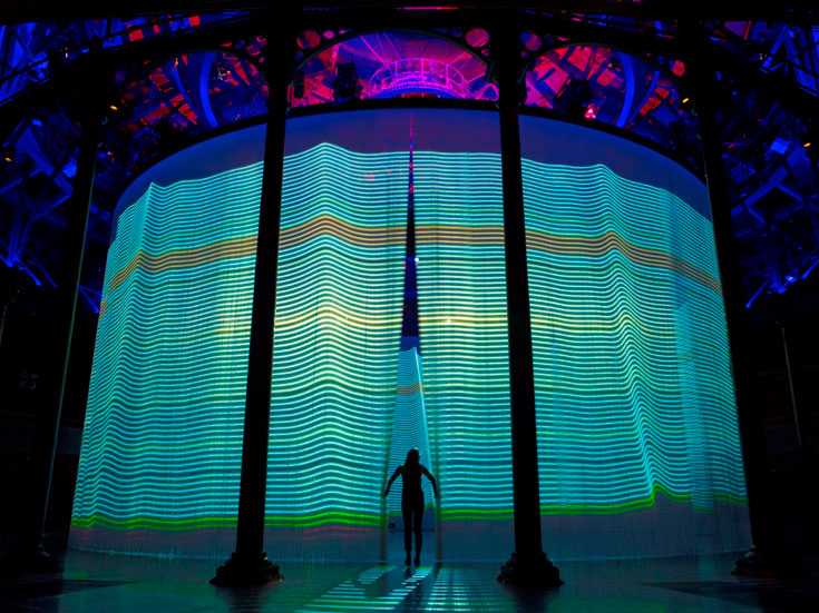 ה''curtain call'' של רון ארד, שהוקם בתיאטרון ה''ראונד-האוס'' בלונדון בקיץ שעבר. 5,600 חבלי סיליקון שתלויים מגובה שמונה מטרים ויוצרים עיגול מושלם - מסך להקרנות יצירות וידאו (צילום: Steve White)